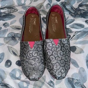 NWOT Pink Silver Glitter Women’s Toms Slip On Sneakers Lightweight Size 7